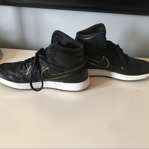 Air Jordan 1 Retro High OG Black Sneakers - Picture 5 of 9